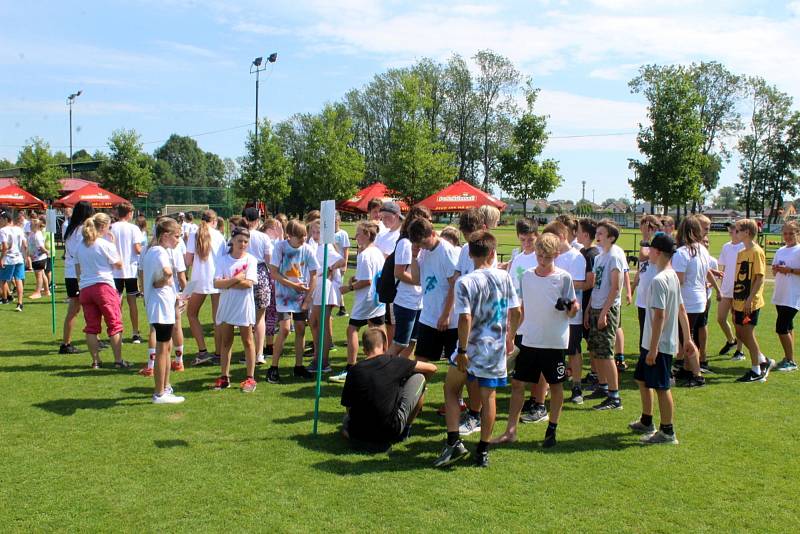 Sportovní týden pro nymburské děti připravili organizátoři na nymburském Vesláku. Ve středu dorazili šesťáci ze všech základních škol.