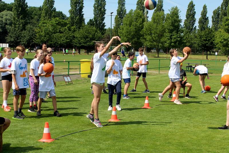 Sportovní týden pro nymburské děti připravili organizátoři na nymburském Vesláku. Ve středu dorazili šesťáci ze všech základních škol.