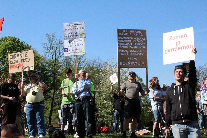 Protesty v Nymburce při jednání sjezdu komunistů a maškarní průvod.