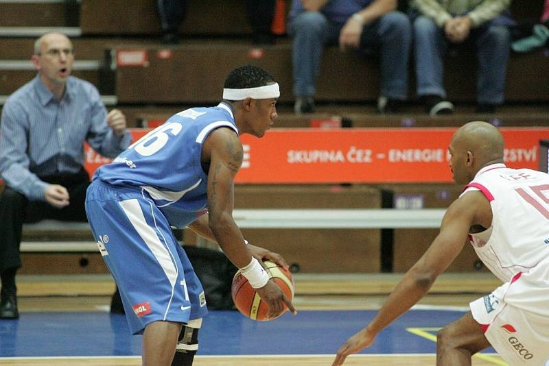 Z basketbalového utkání nejvyšší soutěže Nymburk - Ostrava (99:66)