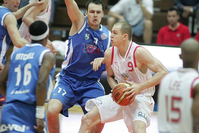 Z basketbalového utkání nejvyšší soutěže Nymburk - Ostrava (99:66)