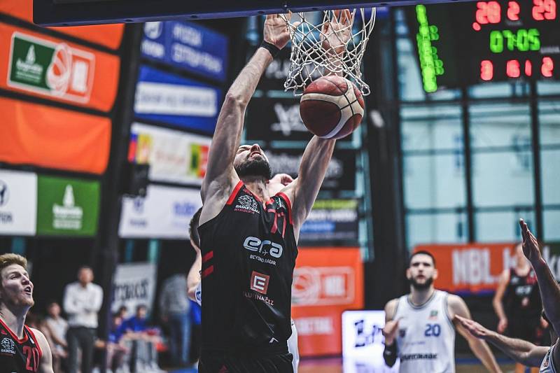 Z basketbalového utkání Kooperativa NBL USK Praha - Nymburk (80:85)