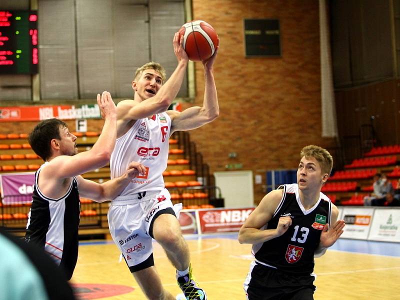 Z basketbalového utkání Kooperativa NBL Nymburk - Hradec Králové (90:71)