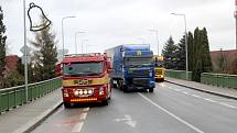 Kamion na nadjezdu v Lysé nad Labem prorazil zábradlí.