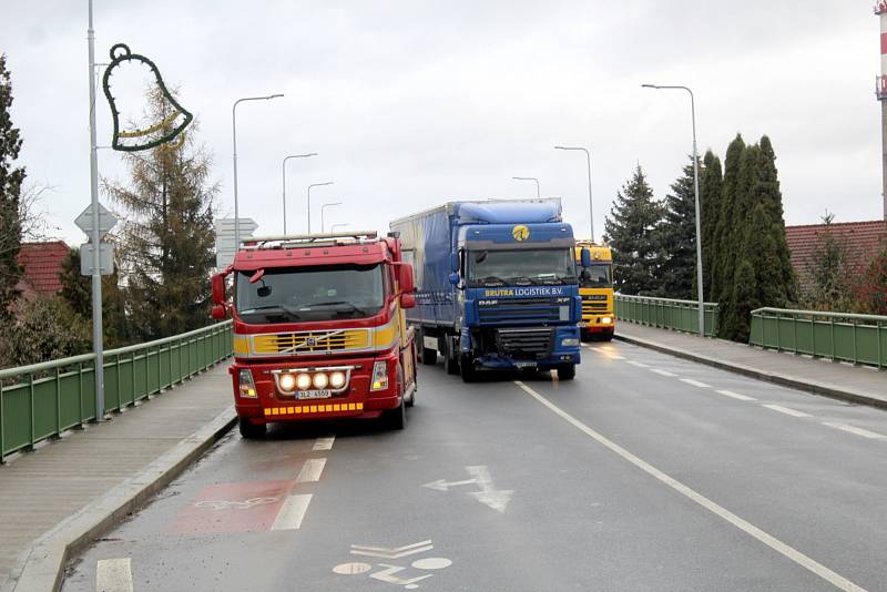 Kamion na nadjezdu v Lysé nad Labem prorazil zábradlí.