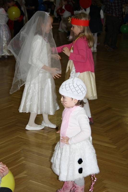 Jarní balónkový karneval v Domě dětí a mládeže Symfonie naučil děti nové tance.