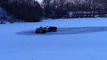 Záchrana řidiče čtyřkolky, který při adrenalinové vyjížďce po zasněžené zamrzlé hladině Pastušského rybníka v obci Bratčice na Kutnohorsku propadl se svým strojem do ledové vody.
