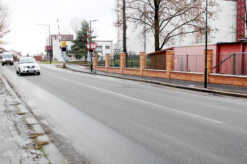 Nebezpečný úsek pro chodce a cyklisty u pivovaru v Nymburce prošel proměnou.