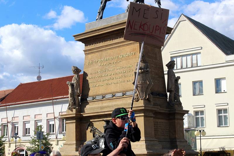 Zastávka Andreje Babiše v pondělí večer na poděbradském náměstí se nesla ve znamení hlučných a bouřlivých protestů. Přibližně padesát odpůrců bývalého premiéra dorazilo s  nesouhlasnými transparenty, megafony a píšťalkami.