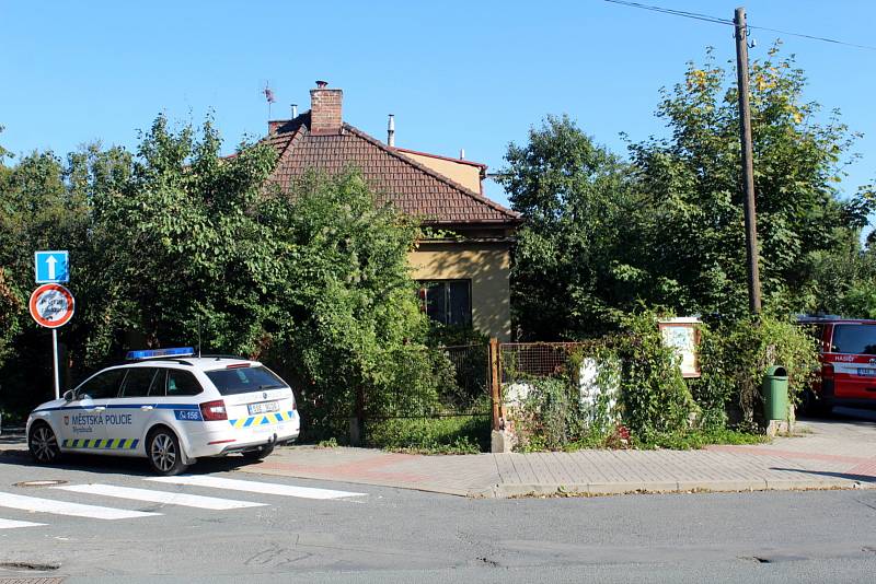 K požáru rodinného domu na rohu ulic Za Drahou a Potoční vyjeli hasiči z Nymburka časně ráno. Po uhašení plamenů bohužel objevili ohořelé lidské tělo.