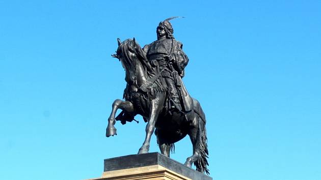 Jedním ze stálých symbolů Poděbrad, který svůj název nemění, je jezdecká socha krále Jiřího z Poděbrad na náměstí.