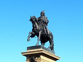 Jedním ze stálých symbolů Poděbrad, který svůj název nemění, je jezdecká socha krále Jiřího z Poděbrad na náměstí.