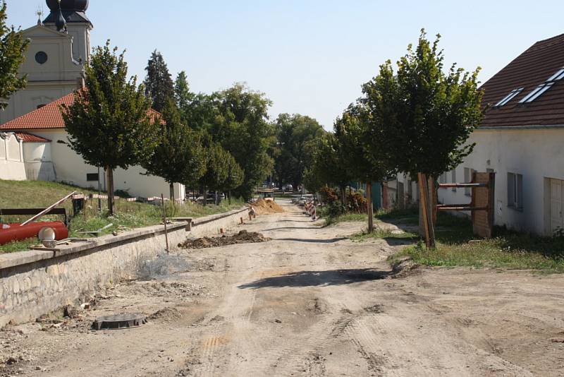 Při pracích v Zámecké ulici v Lysé nad Labem našli dělníci keramické kousky.