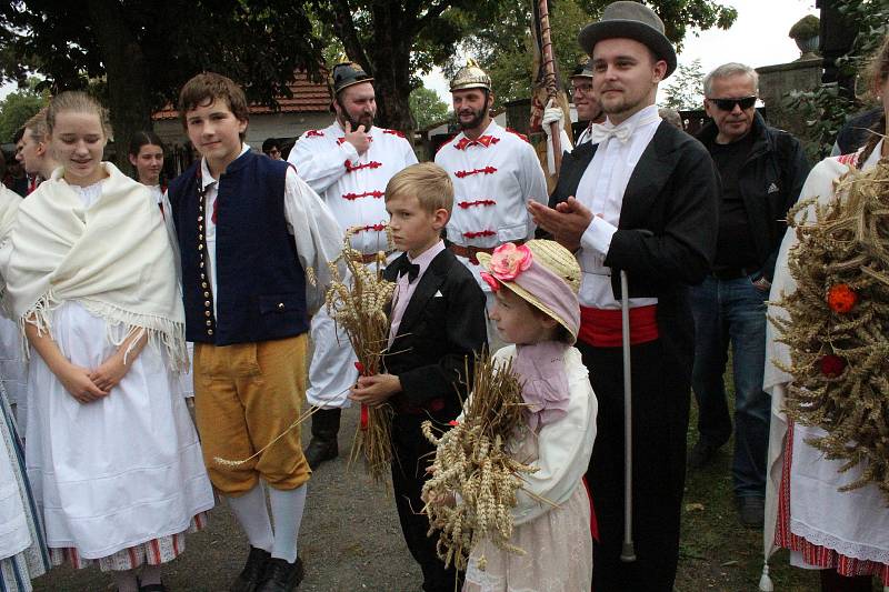 Dožínkovou slavnost V zámku a v podzámčí uspořádalo Polabské muzeum společně s obcí Přerov nad Labem a majitelem zámku Českým rozhlasem už tradičně ve skanzenu a přilehlém zámku.