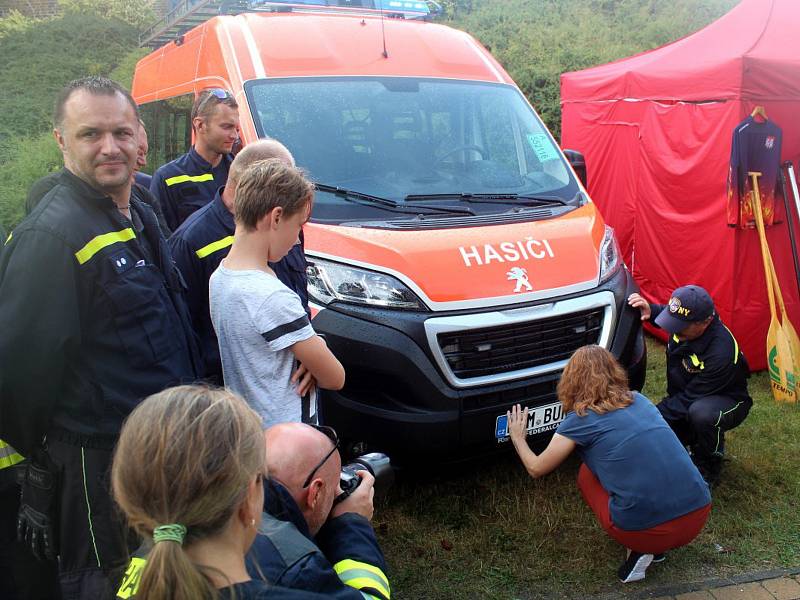 Dva nové vozy mají ve svém vozovém parku dobrovolní hasiči z Nymburka.