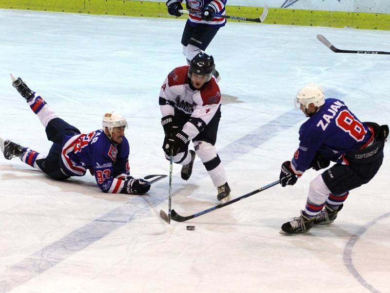 Hokejisté Nymburka (v bílém) zvítězili v dalším střetnutí druhé ligy, když doma pokořili Děčín třemi zásahy. Sami neinkasovali.