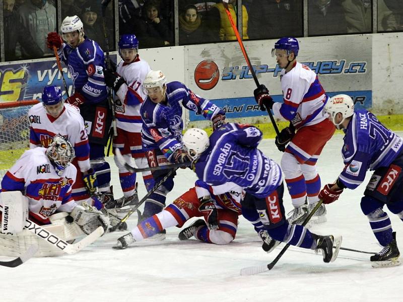 Nymburk (v bílém) senzačně doma v derby přehrál první Kolín 4:3. 