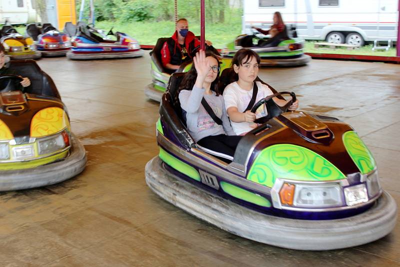 Lunapark nabízí atrakce za nádražím v Poděbradech.