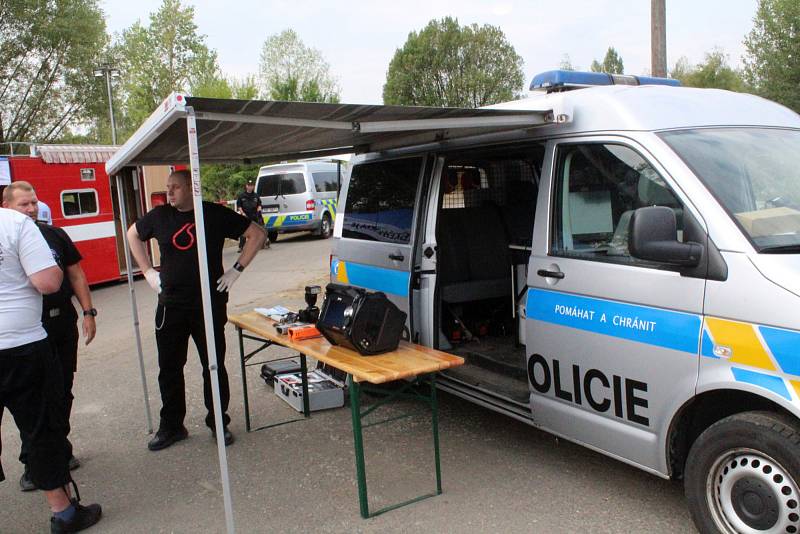 Policisté na milovickém festivalu spolupracovali s celníky i akademiky při odhalování drogových deliktů. Přivezli si originální přístroj, plynový chromatograf.