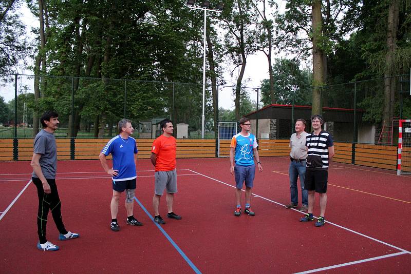 Po slavnostním rozsvícení si na hřišti zahráli fotbal zástupci radnice i sportovců.