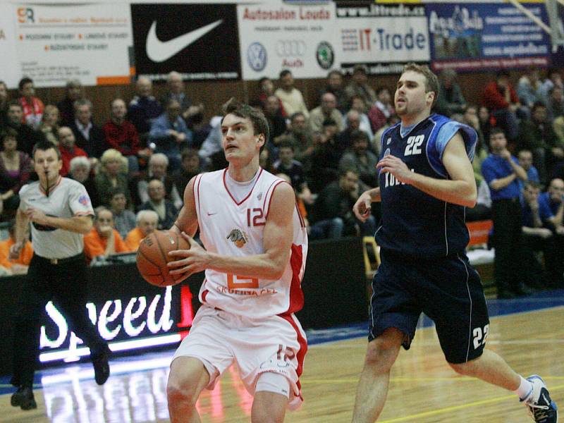 Z utkání Mattoni NBL: Nymburk - Kolín (102:45).