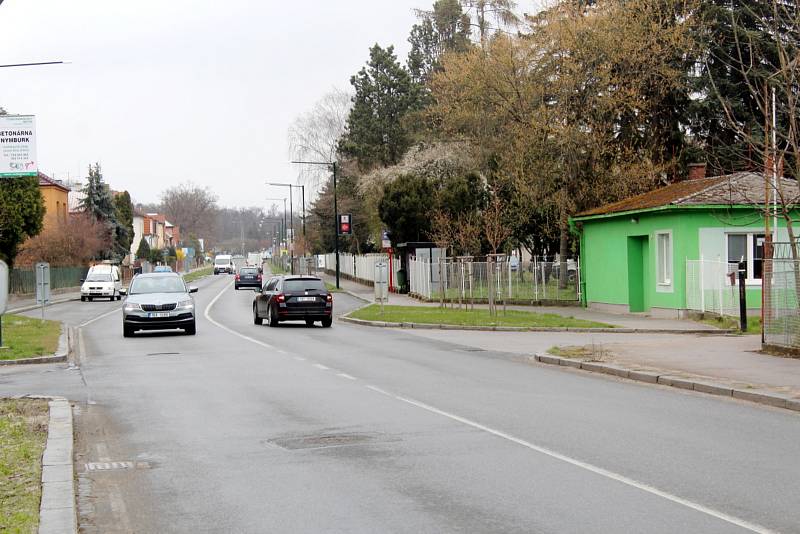 Pražská ulice a železniční přejezd u pivovaru v Nymburce.