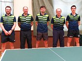 Úspěch. Stolní tenisté Sadské postoupili do druhé ligy. Zleva jsou Kyncl, Melíšek, Pych, Wagner, Vaculovič