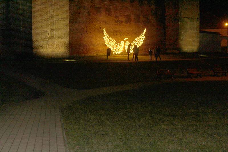 Novým prvkem v rámci nymburské vánoční výzdoby jsou osvětlená křídla, která se každý den rozsvěcí se soumrakem u hradeb ze strany od Labe.