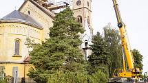 Instalace opravené věžičky na kostel sv. Václava ve Velelibech.
