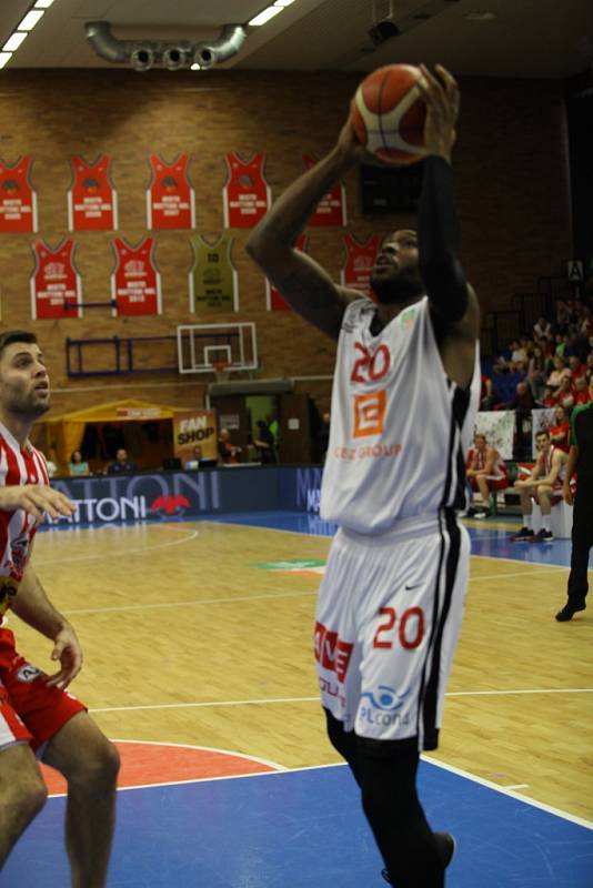 Z basketbalového utkání nadstavbové části Kooperativa NBL Nymburk - Pardubice (100:94)