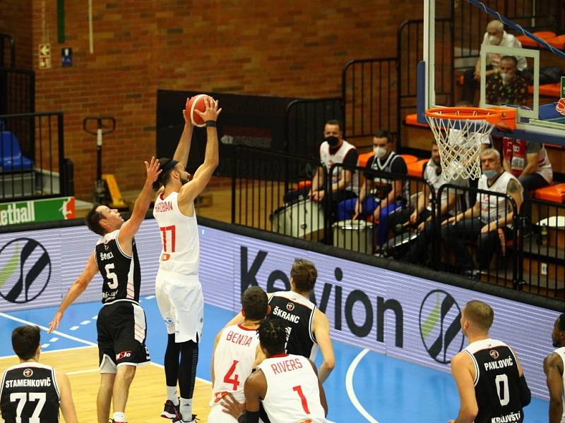 Z basketbalového utkání Kooperativa NBL Nymburk - Hradec Králové (90:71)