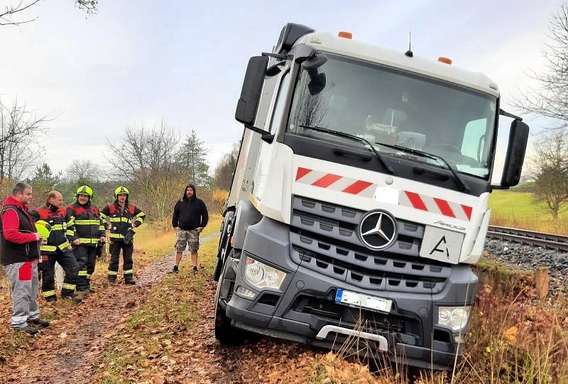 Pomoc speciálního vyprošťovacího vozu si vyžádala situace, do níž se zpočátku týdne dostala posádka popelářského vozu hned vedle železniční trati u Oskořínka.