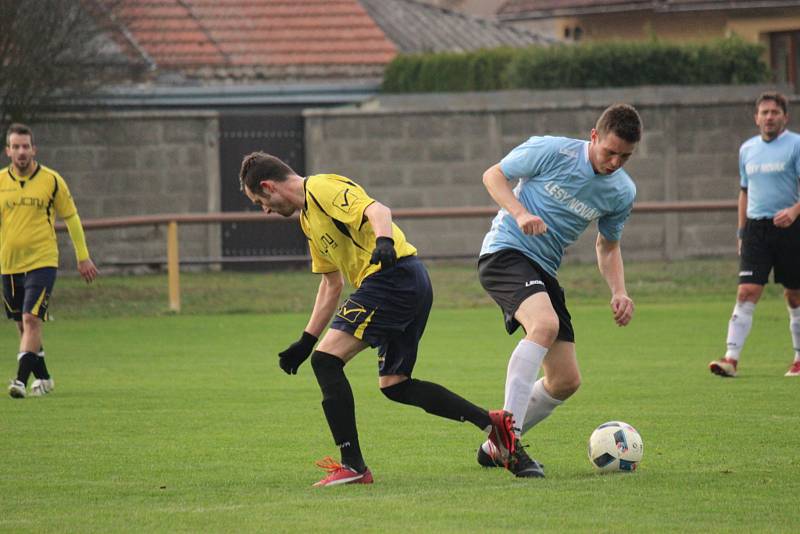 Fotbalové okresní derby I.B třídy vyhrála Sokoleč (v modrém), doma porazila Pátek jasně 5:2.