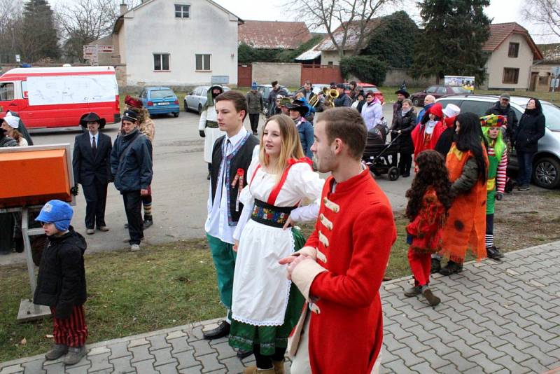 Masopustní průvod prošel Dobšicemi.