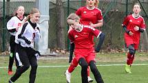 Z fotbalového turnaje okresních dívčích výběrů WU14 na umělé trávě v Poděbradech.
