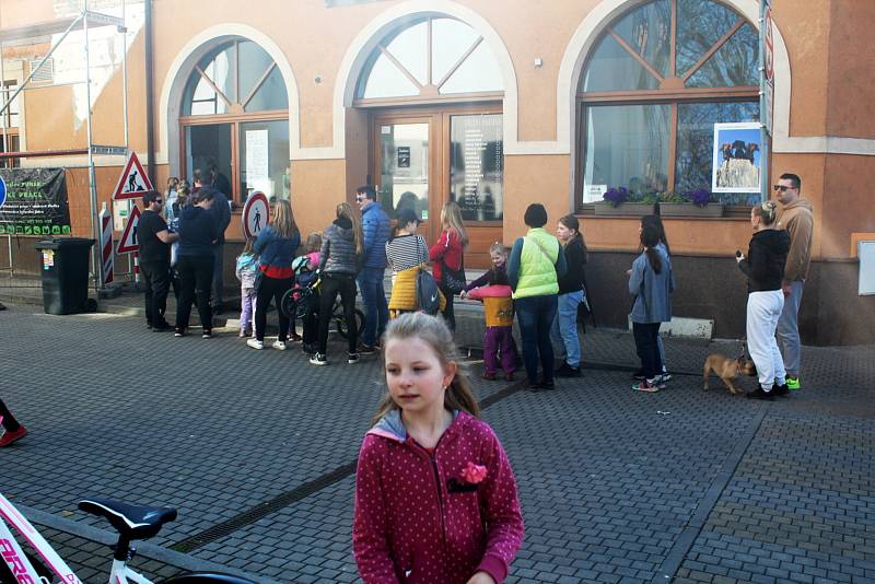 U nymburské Zmrzlinárny se stojí fronta už od chvil, kdy slunko začne na jaře hřát.