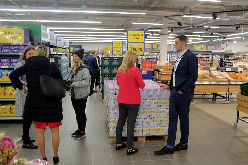 Otevření hypermarketu Tesco v Obchodní ulici v Lysé nad Labem, které se odehrálo ve čtvrtek v osm hodin ráno.