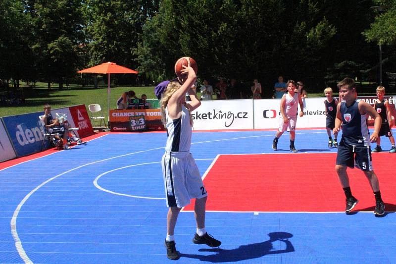 Mezinárodní turnaj v basketu tři na tři se hrál na poděbradské kolonádě.