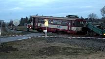 U Běrunic se střetl osobní vlak s nákladním automobilem.