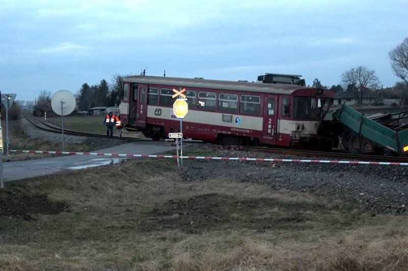 U Běrunic se střetl osobní vlak s nákladním automobilem.