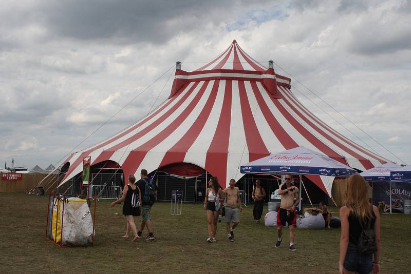 Na milovickém letiště se letos se konal již 10. ročník největšího drum and bassového festivalu na světě Let It Roll.