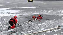 Hasiči si vyzkoušeli různé metody záchrany při prolomení ledu pod člověkem.