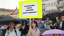 Demonstrace proti zinkovně AZOS na Zálabí.