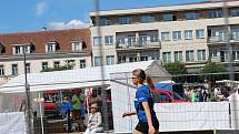 Na nymburské náměstí Přemyslovců se po řadě let vrátila sportovní atrakce v podobě beach volejbalu.