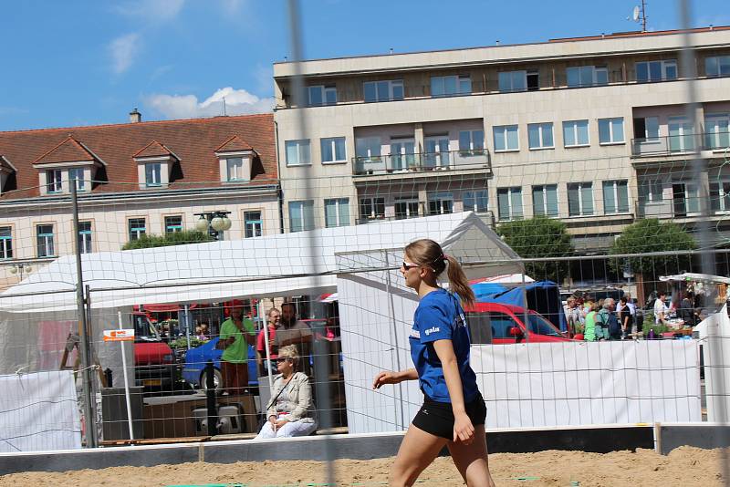 Na nymburské náměstí Přemyslovců se po řadě let vrátila sportovní atrakce v podobě beach volejbalu.