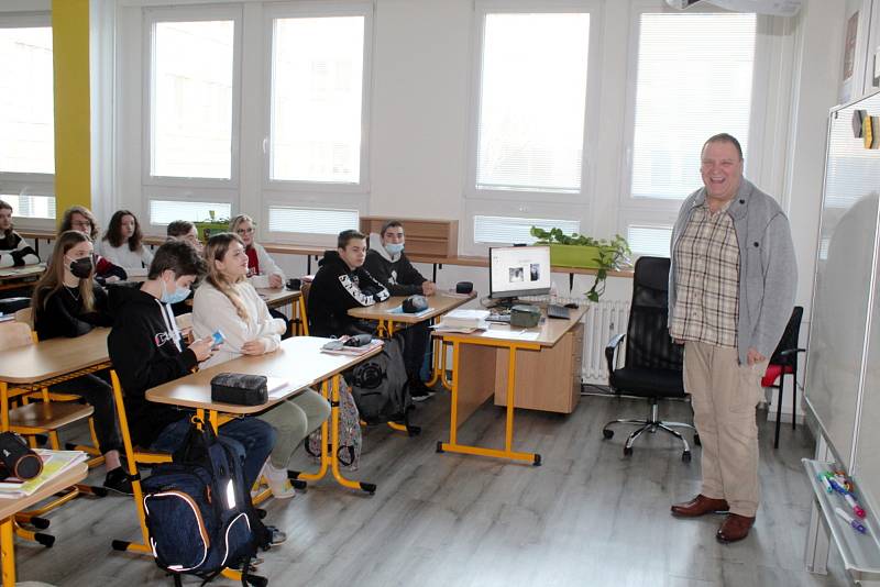 Základní škola Václava Havla se díky vlastní finanční sbírce stará o jídlo pro uprchlíky na penzionu. V budoucnu právě na tuto školu bude chodit většina školou povinných ukrajinských dětí.