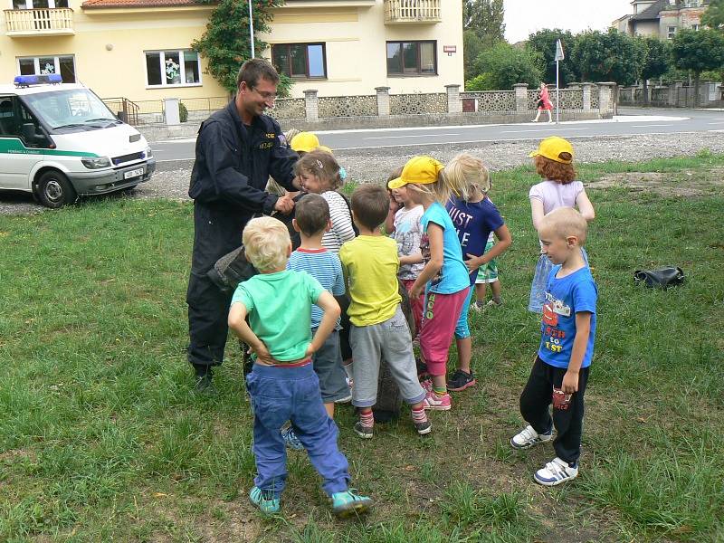 Psovod Ladislav Hořejší s Omanem před dětmi z Mateřského centra v Poděbradech