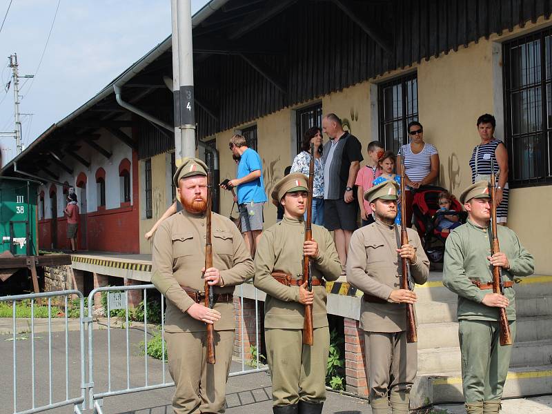 Legiovlak se třinácti vagóny, který byl postaven jako připomínka 100 let od těžkých časů československých legionářů v Rusku, stojí v těchto dnech na nádraží v Lysé nad Labem.