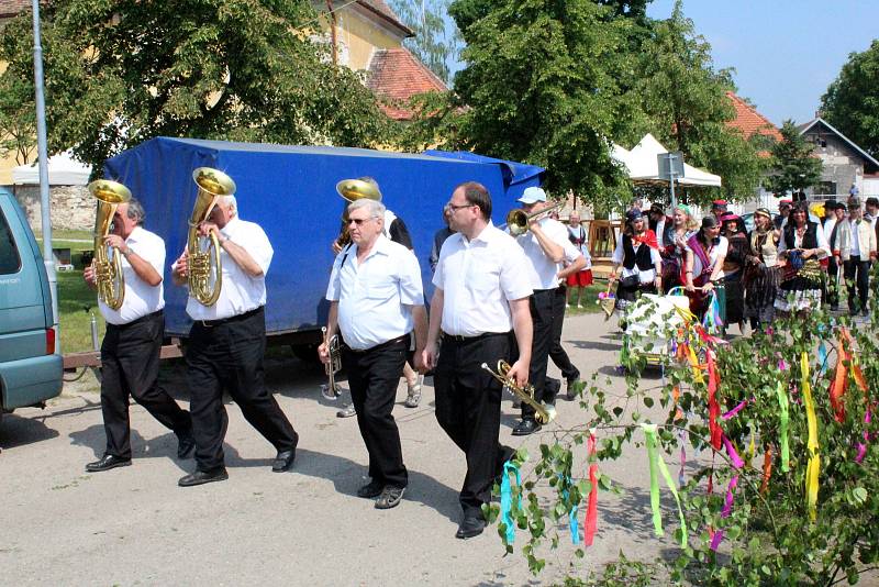 Průvod vyrazil obcí v 11 dopoledne.