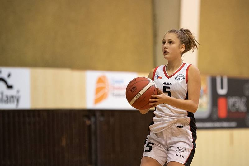 Z basketbalového utkání žákovské ligy starších žákyň U15 Slaný - Sadská 51:59